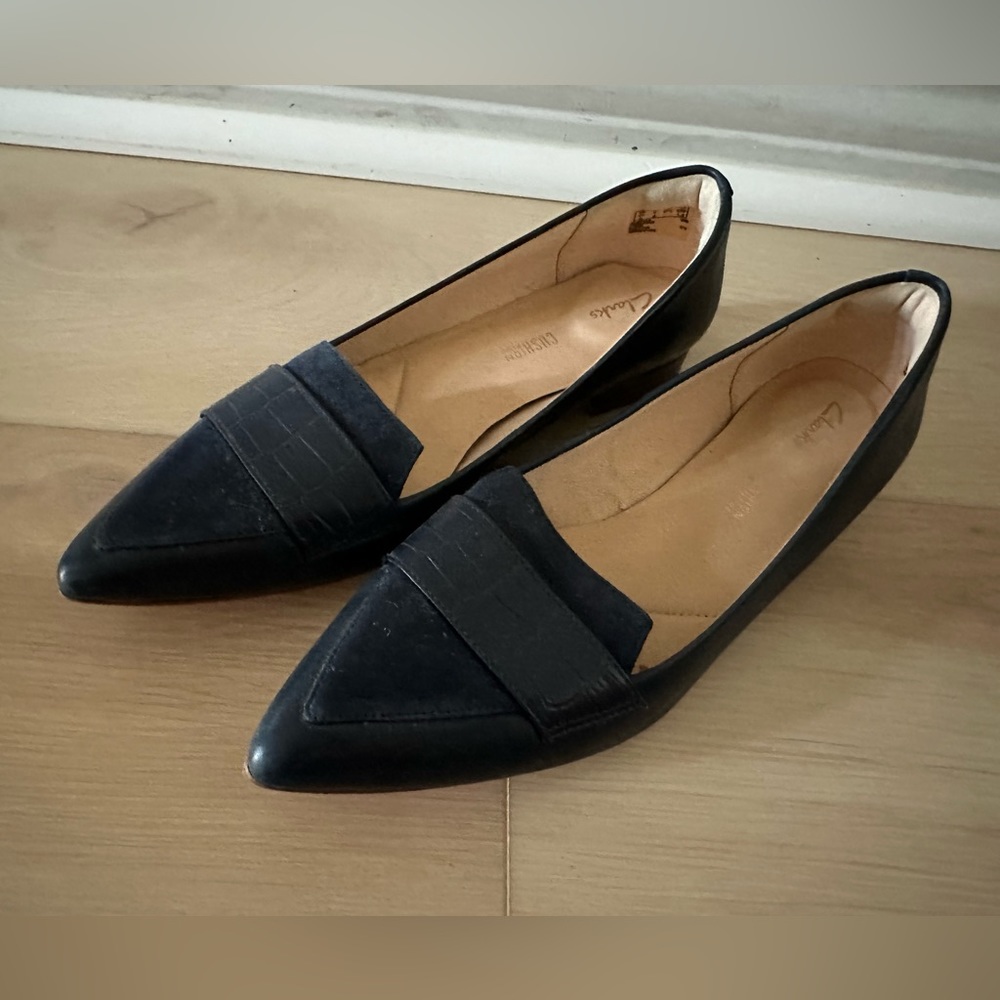 Clarks “Laina” Navy Crocodile flats size 7 with “Cushion Plus” insole